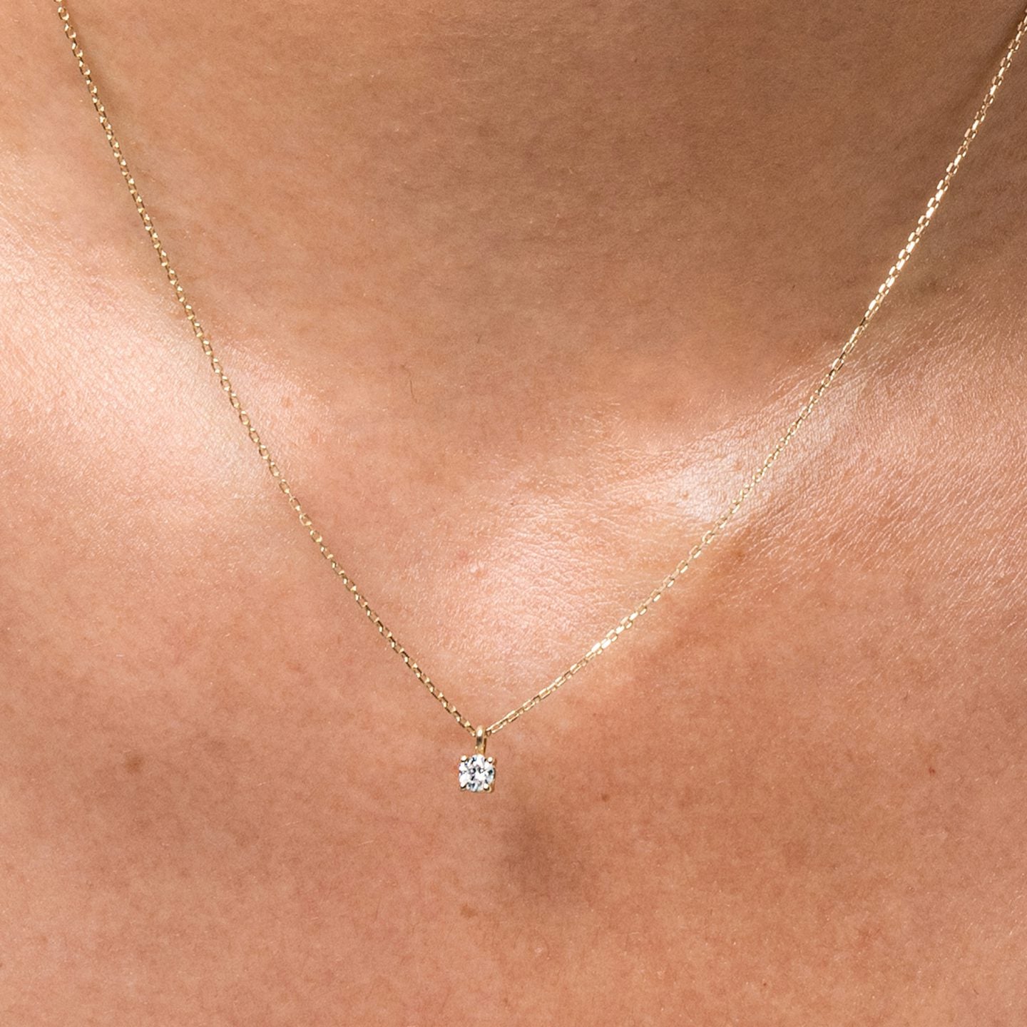 Round Petitie Solitaire Pendant